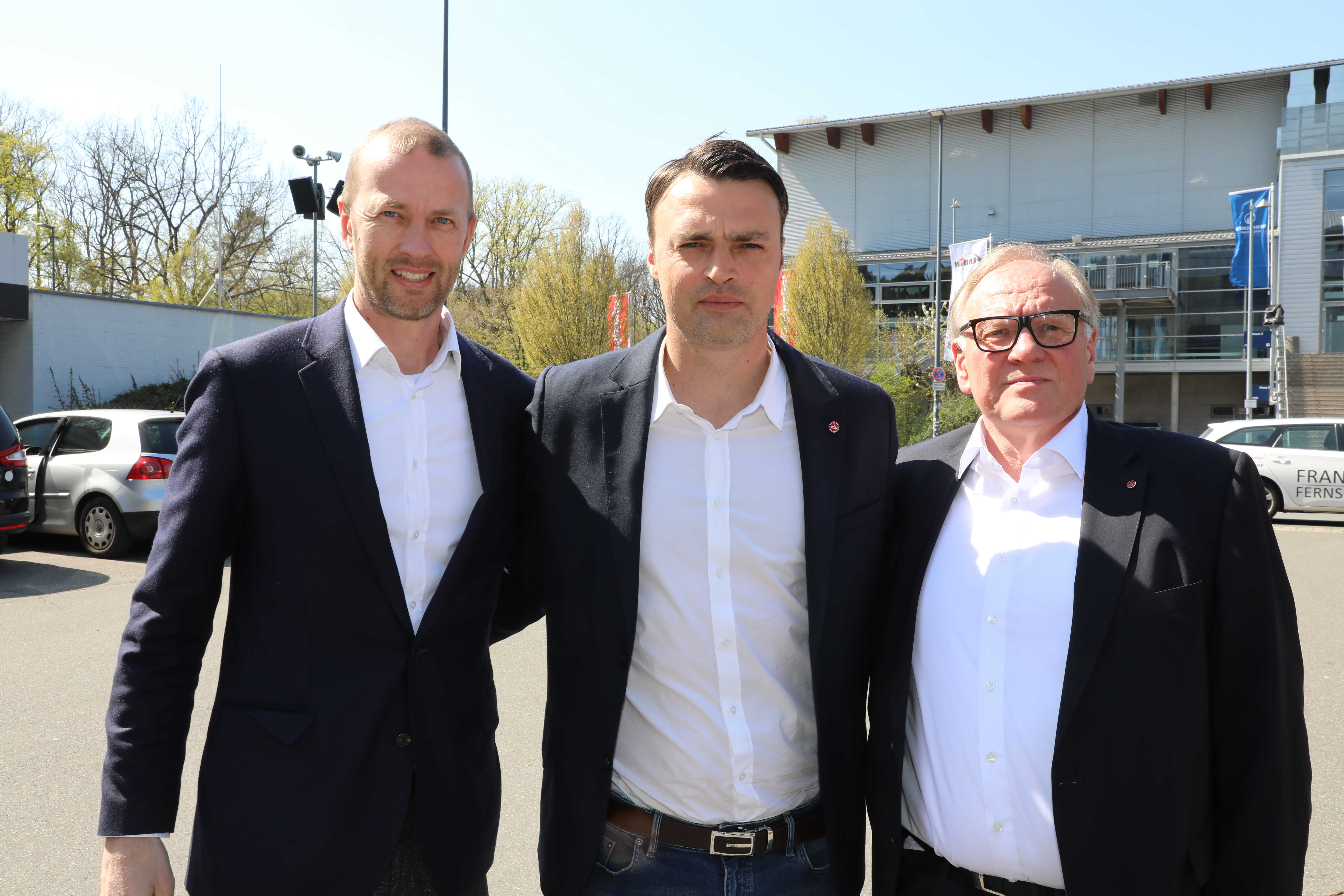 Da ist er! Robert Palikuca (Mitte) mit Niels Rossow (links, seit 1. Oktober 2018 Kaufmännischer Vorstand des 1. FCN) und Aufsichtsratsboss Dr. Thomas Grethlein.