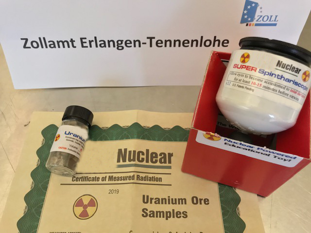 Das Paket enthielt tatsächlich uranhaltige Plättchen und ein Spinthariscope.