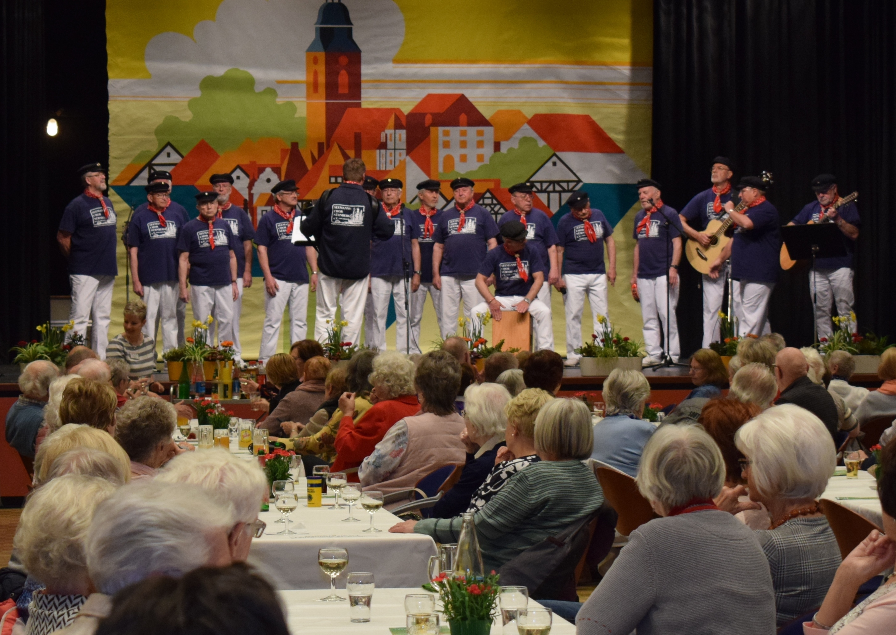 Der Seemanns-Chor Nürnberg zeigte sein Talent am Tag der älteren Generation. Das Publikum war sichtlich begeistert und sang frohen Herzens mit.
