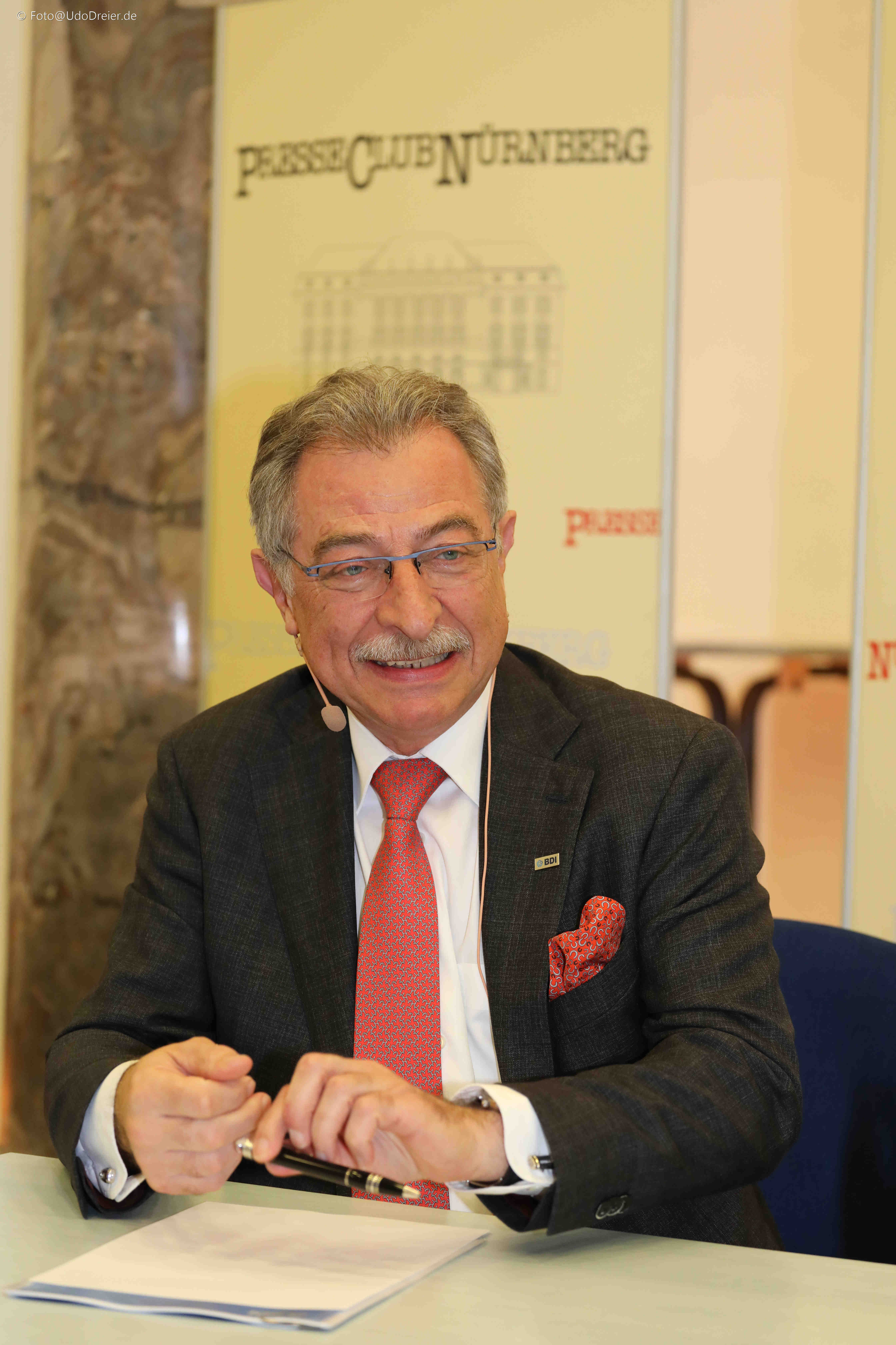Prof. Dieter Kempf bei seiner Rede im Presseclub.