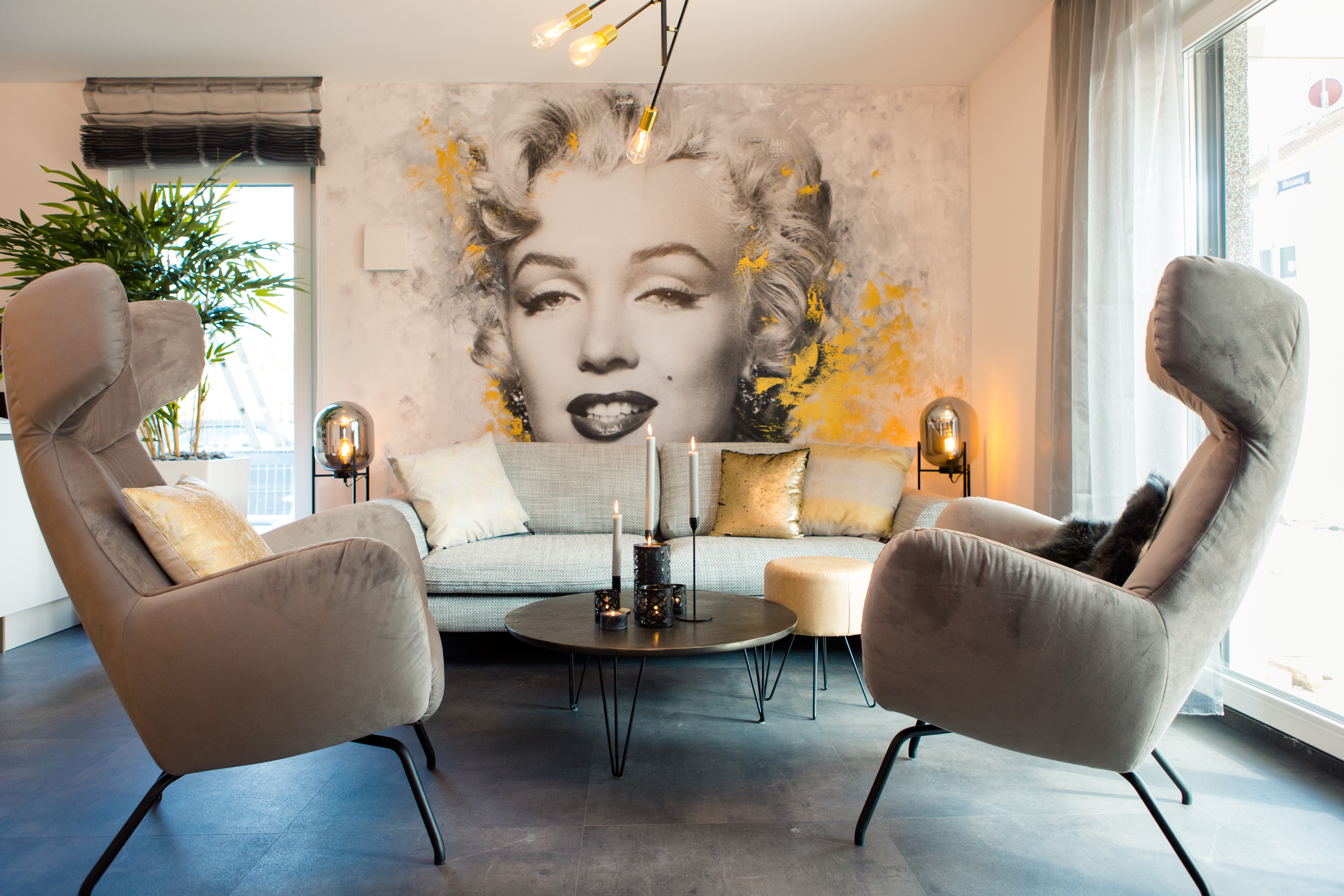 In der neuen, rund 90 m² großen Musterwohnung, wurde nichts dem Zufall und schon gar nicht dem „Standard“ überlassen: Die unter den Aspekten Style und Design mit hochwertigen Möbeln und Wohnaccessoires eingerichtete Wohnung im „New York Stil“ überzeugt mit einer stilvollen, unkonventionellen und zugleich beeindruckenden Einrichtung und mit viel Liebe zum Detail.