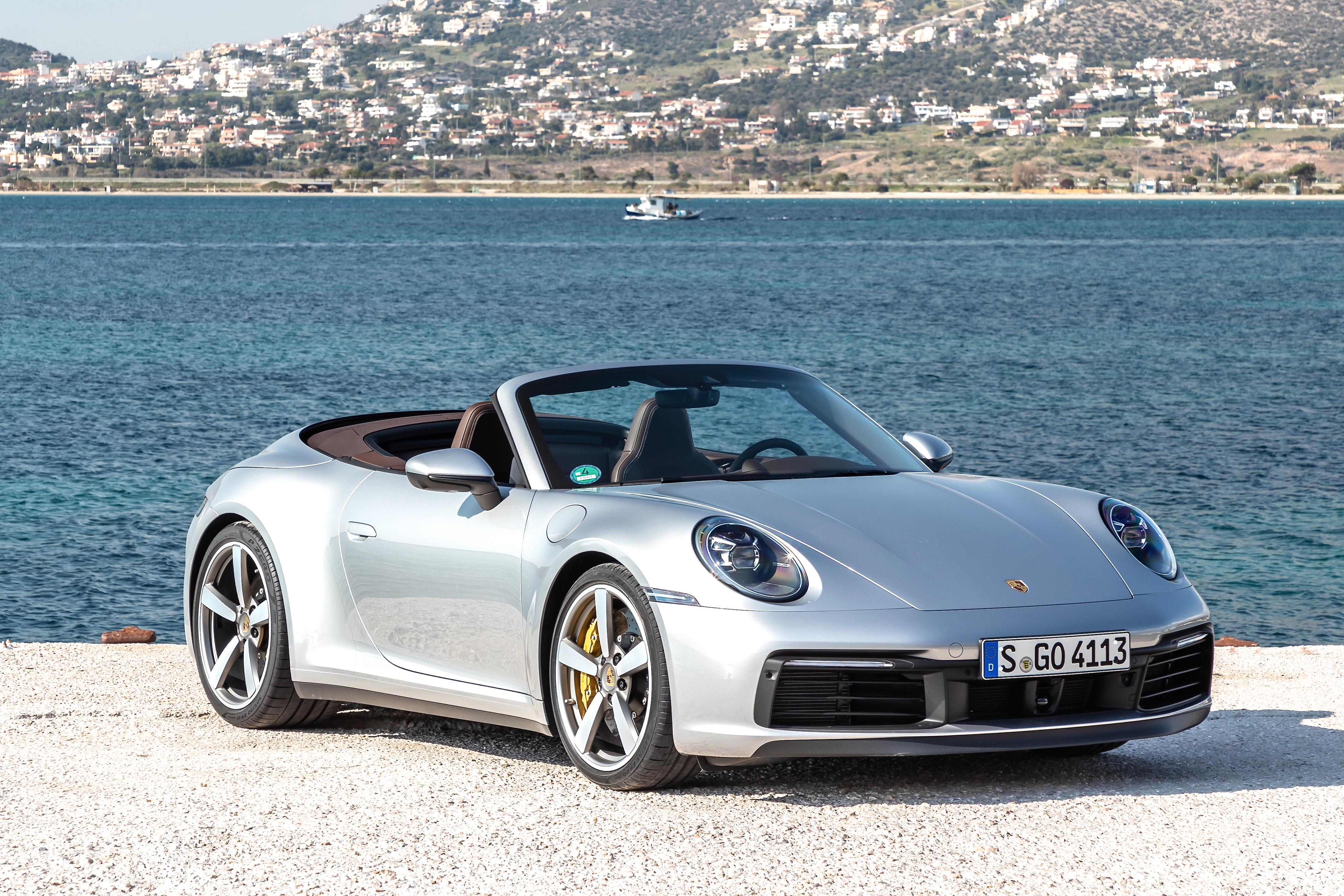 Vielen Cabriofahrern geht es nicht um Höchstleistung, sondern um gelassenes Genießen. Und das funktioniert erheblich besser mit geöffnetem Stoffverdeck. Die Übung ist beim Porsche 911 Carrera S Cabriolet per Knopfdruck in nur zwölf Sekunden erledigt – und dies bei einem Tempo von bis zu 50 km/h.
Foto: Auto-Medienportal.Net/Porsche
