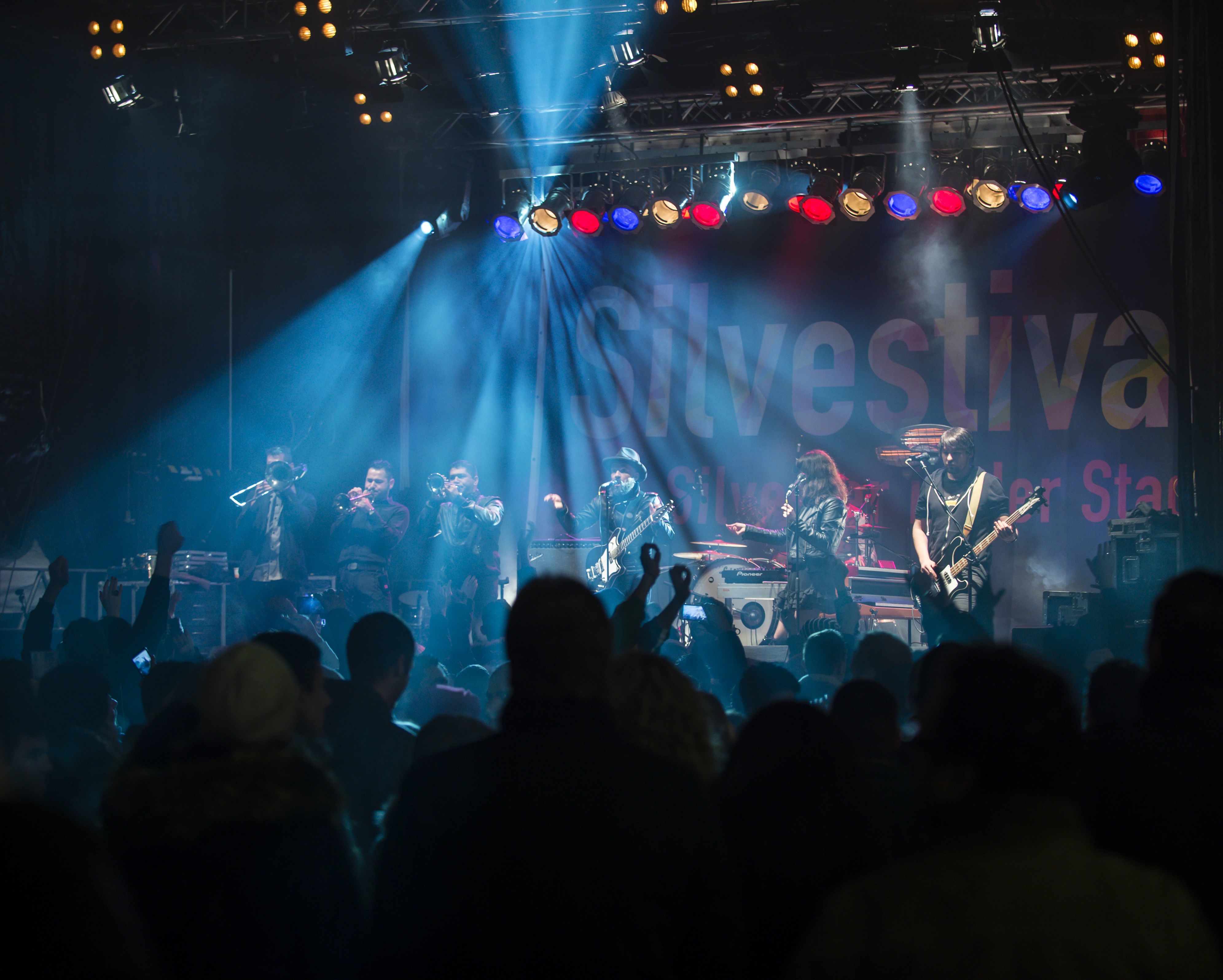 Mit dabei: Shantel & Bukovina Club Orkestar. Im Bild beim Silvestival 2015.