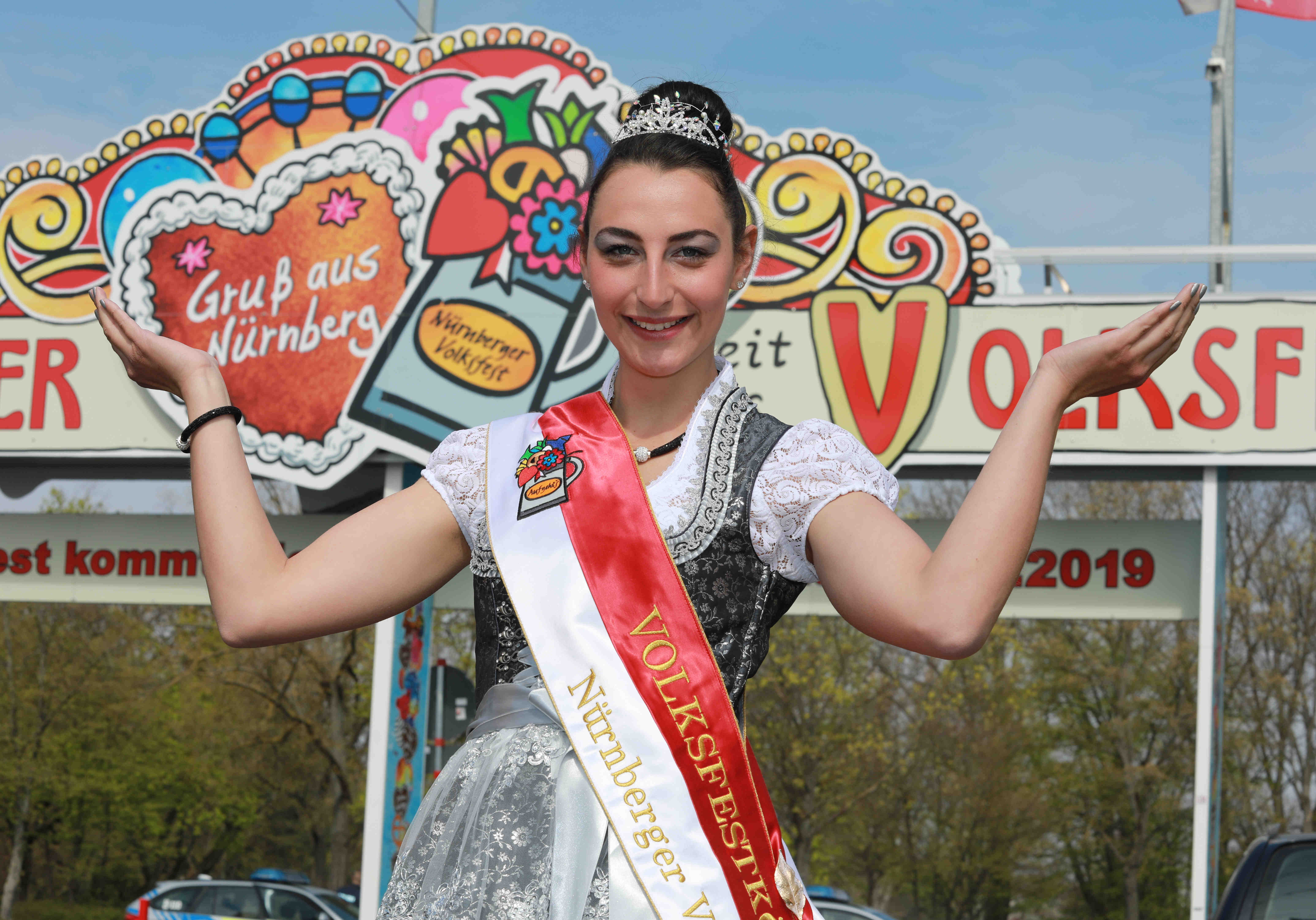 Die neue Volksfestkönigin Christina Späth beim ersten Voksfestrundgang.
