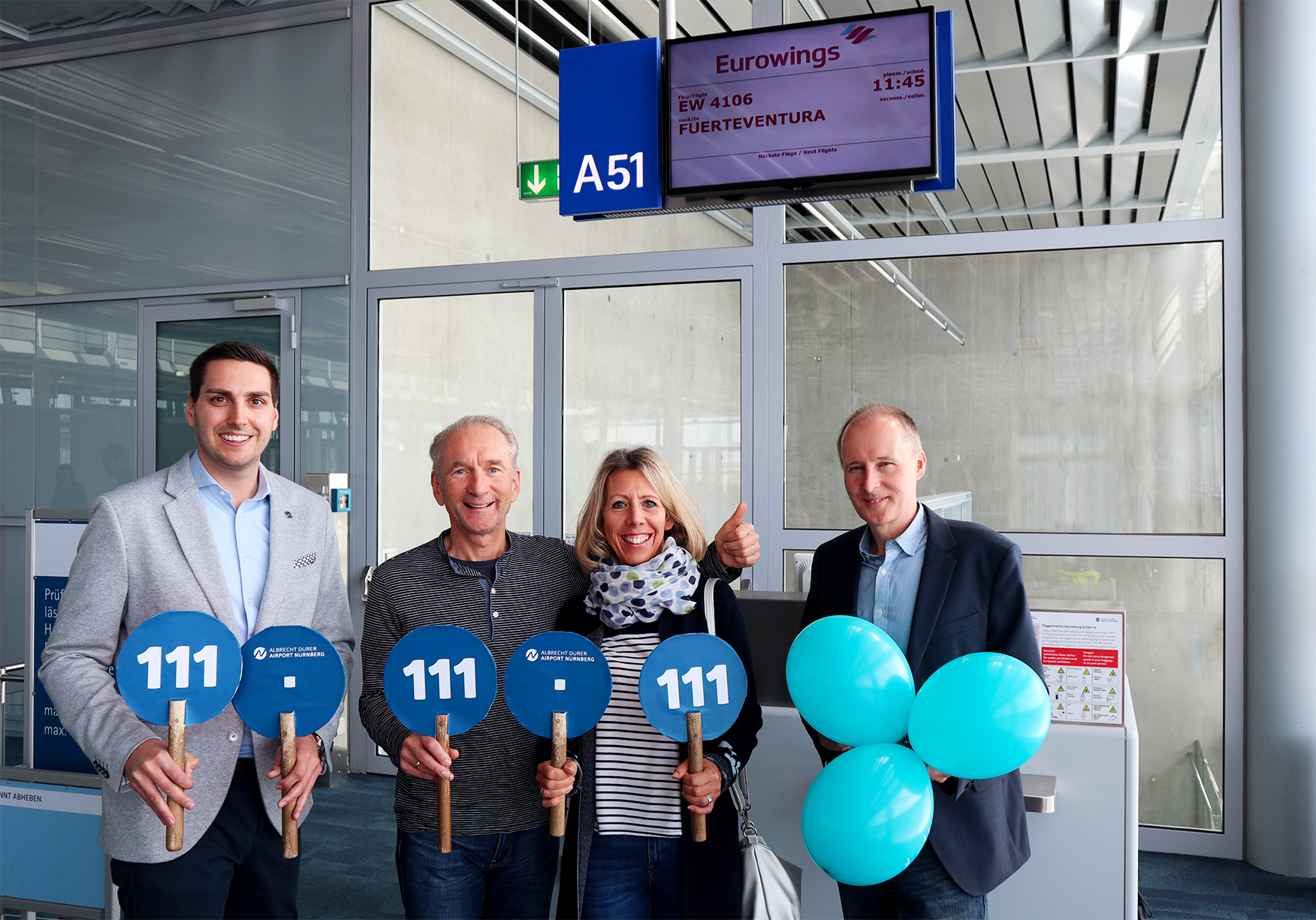 Gabriele und Dieter Kiwus mit den Airport-Pressesprechern Christian Albrecht (l.) und Jan Beinßen (r.).