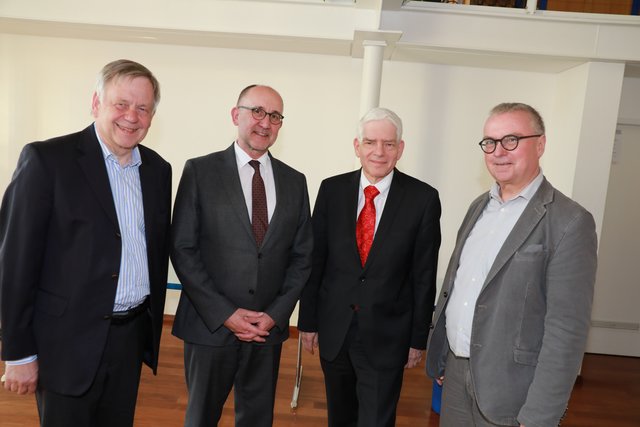 CSU-Landtagsabgeordneter Karl Freller, Dr. Siefried Zelnhefer (Pressesprecher Stadt Nürnberg), Dr. Josef Schuster und Moderator Alexander Jungkunz, Chefredakteur Nürnberger Nachrichten (v.li.). | Foto: Udo Dreier