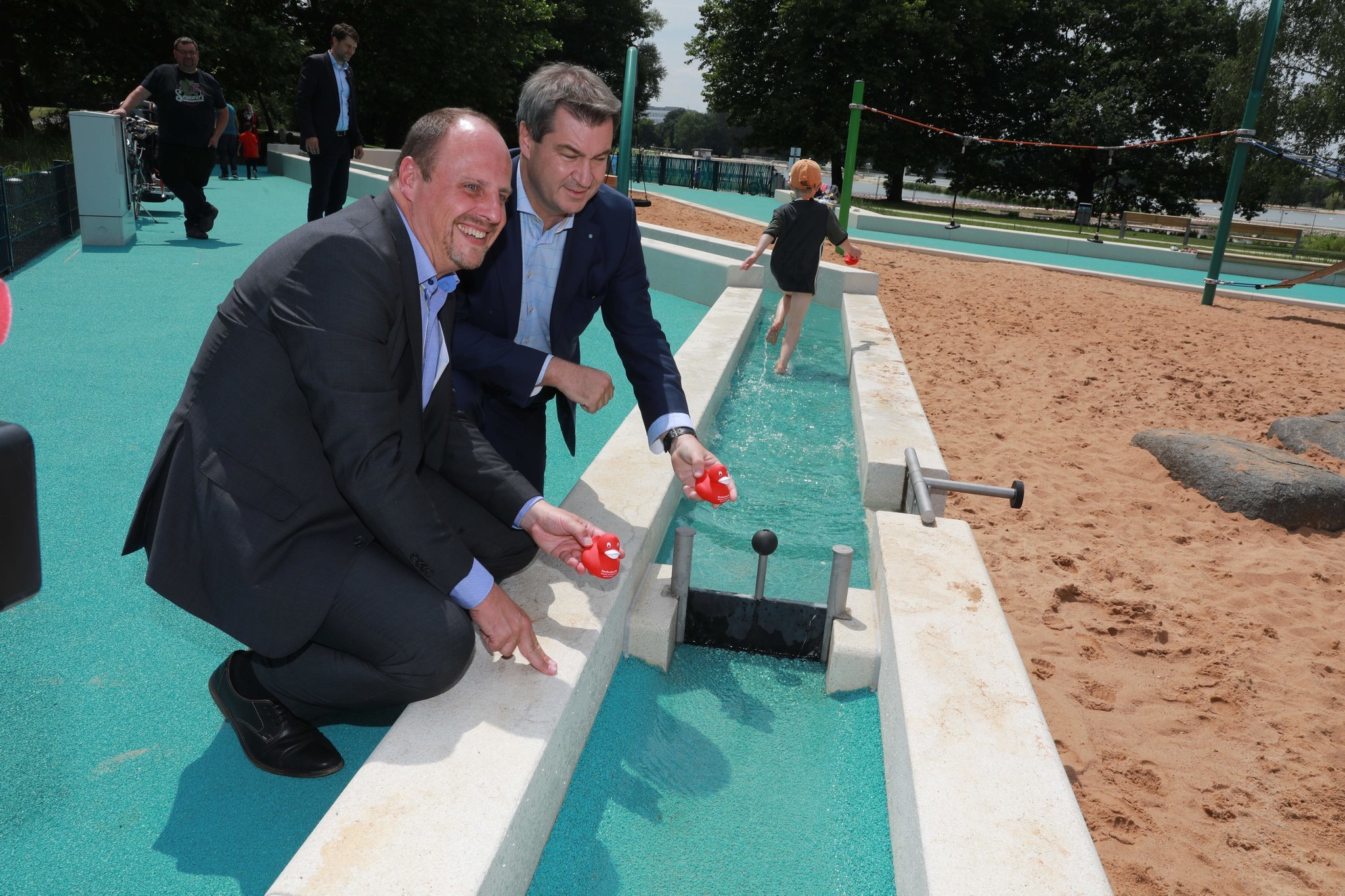 Im Juni 2018 wurde die Wasserwelt am Wöhrder See offiziell eröffnet. Bürgermeister Christian Vogel (l.) und Ministerpräsident Dr. Markus Söder testeten schon mal, ob alles funktioniert.