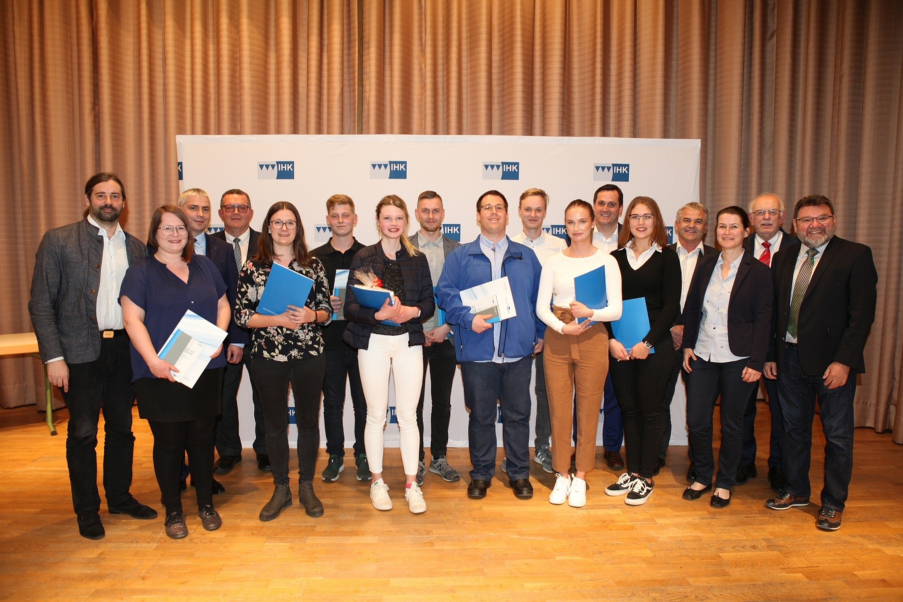 Die besten Absolventen der IHK-Abschlussprüfung aus dem Raum Forchheim mit den jeweiligen Ehrengästen (von links): Sebastian Körber (MdL), Clara Kettler, Dr. Michael Waasner (IHK-Vizepräsident), Bernd Rehorz (Leiter des Bereichs Berufliche Bildung der IHK), Maike Grosse, Björn Nikodemus, Rebecca Reutzel, Julian Ratzenböck, Steffen Kremling, Max Schmilinsky, Anna Dürst, Florian Kraft (1. Bürgermeister Gemeinde Leutenbach), Mira Winter, Ludwig Nagel (1. Bürgermeister Gemeinde Hemhofen), Christiane Meyer (1. Bürgermeisterin Stadt Ebermannstadt), Edgar Büttner (1. Bürgermeister Gemeinde Heroldsbach) und Ottmar Brütting (3. Bürgermeister Markt Buttenheim).
