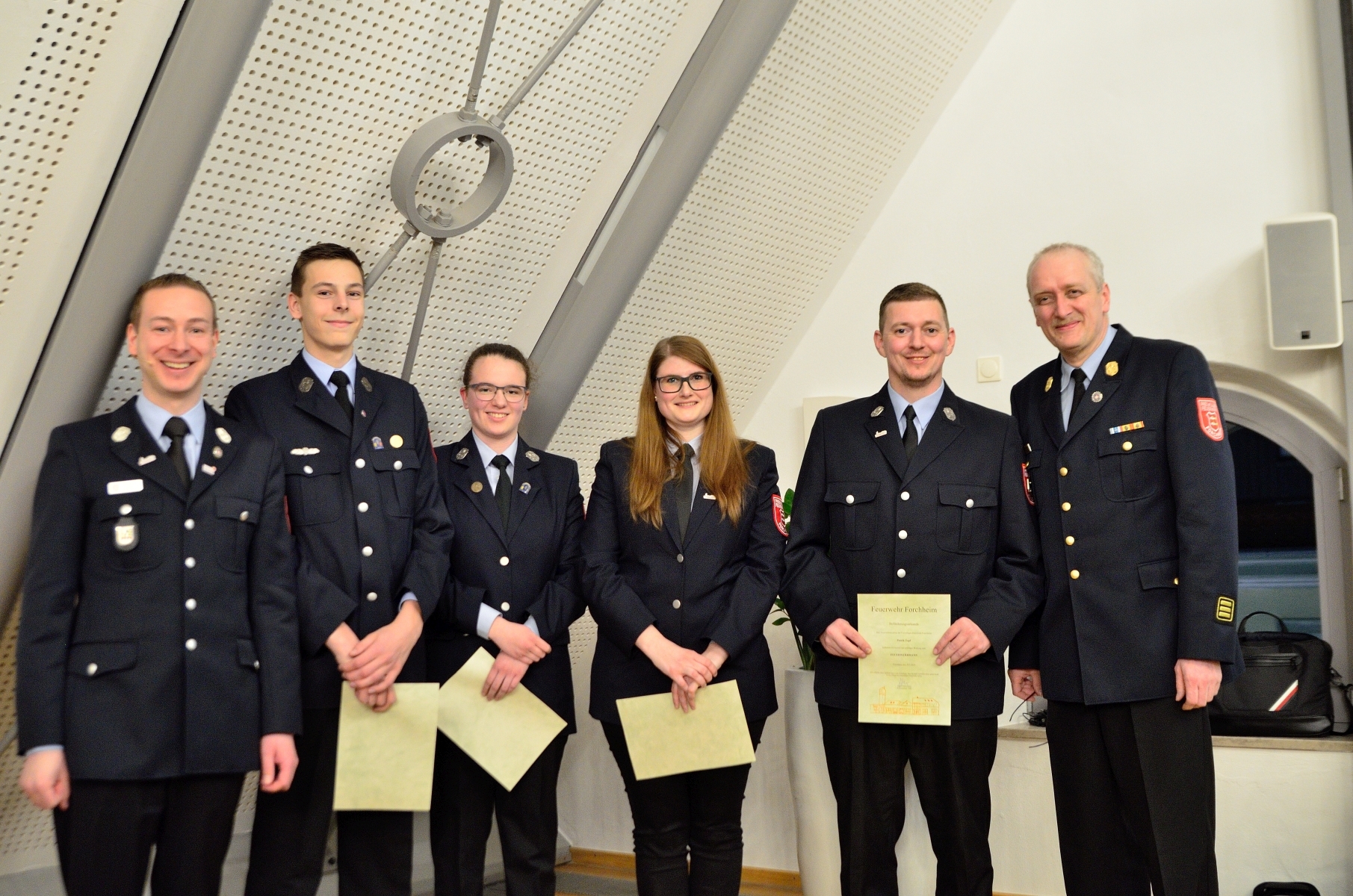 4 glückliche Aufsteiger. Insgesamt konnte Kommandant Jürgen Mittermeier (rechts) 13 aktive Feuerwehrleute befördern. Links der Feuerwehrvorsitzende Josua Flierl.