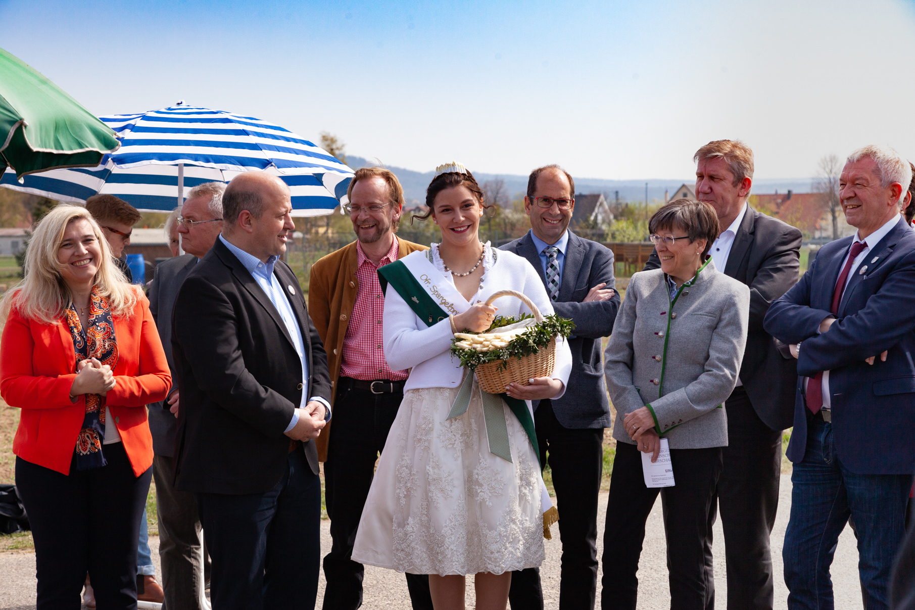Vor den Grußworten: Gesundheitsministerin Melanie Huml, der Landtagsabgeordnete Holger Dremel, Spargelprinzessin Christina I., Regierungspräsidentin Heidrun Piwernetz und Landrat Johann Kalb (vordere Reihe von links). Links hinter der Regierungspräsidentin der Bundestagsabgeordnete Andreas Schwarz (SPD).