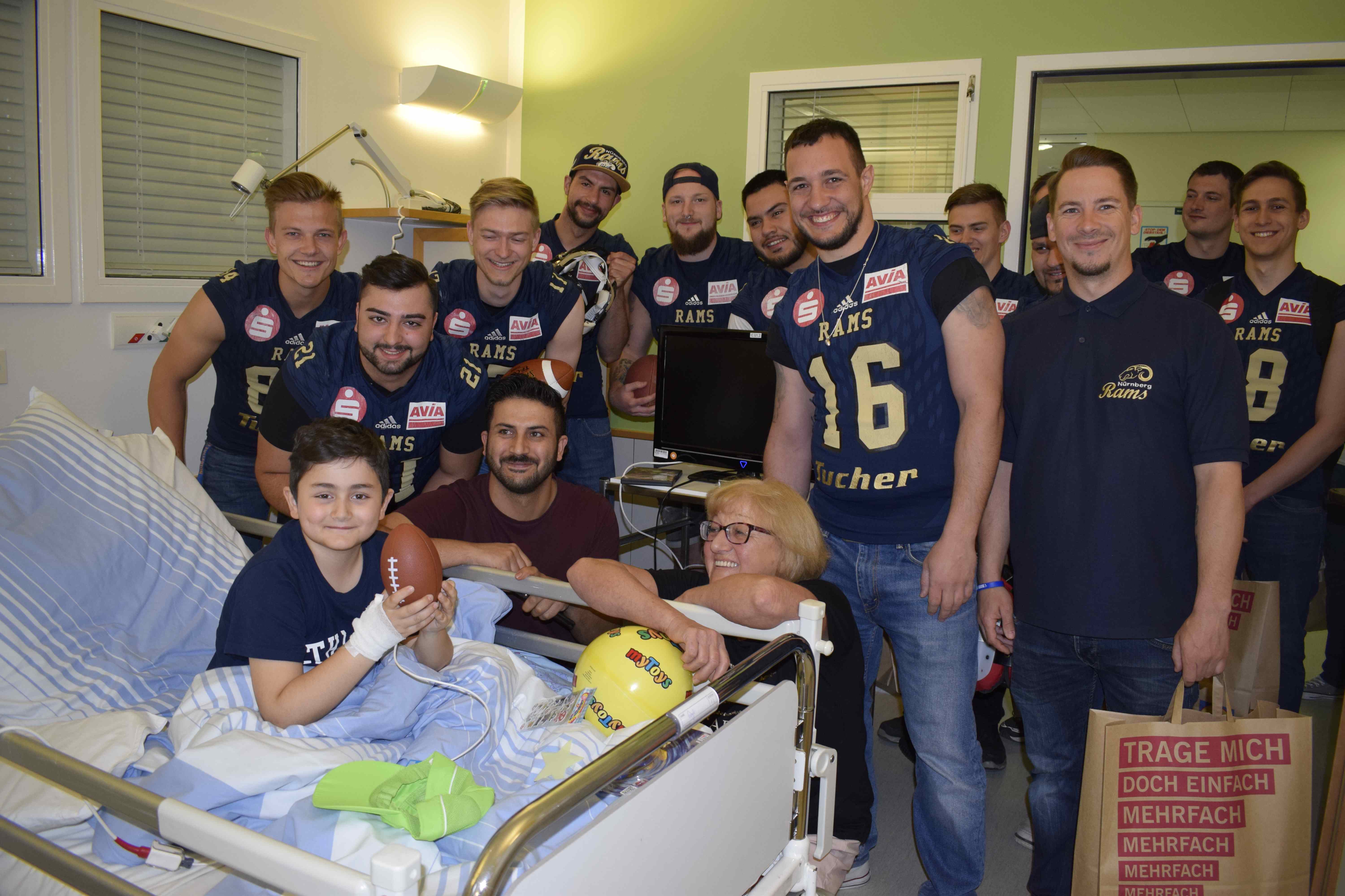 Nürnberg Rams besuchen kranke Kinder im Klinikum Nürnberg Süd.