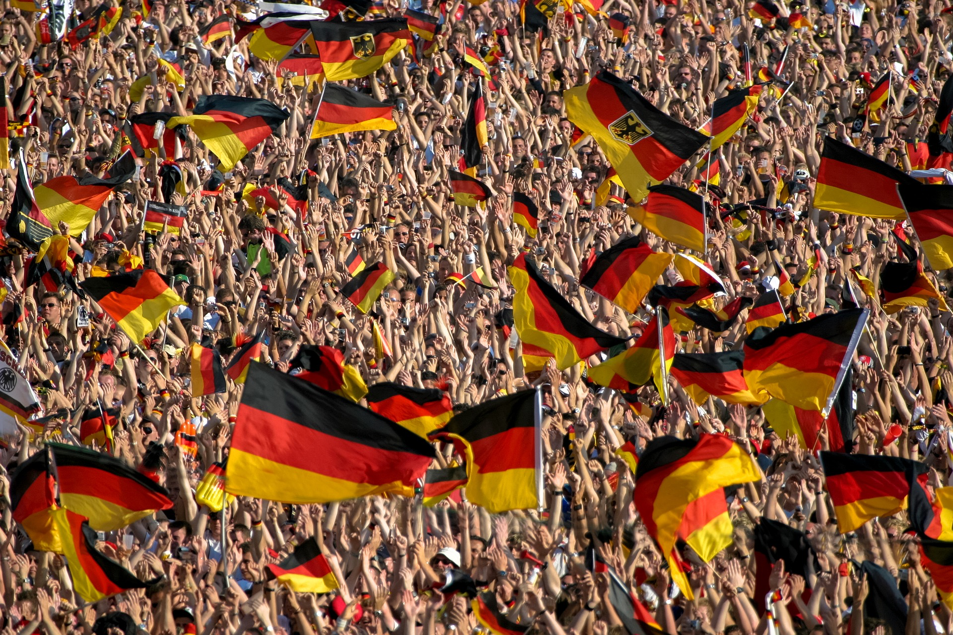 Die deutschen Fußballfans, wie sie ihre Jungs beim Public Viewing bejubeln.