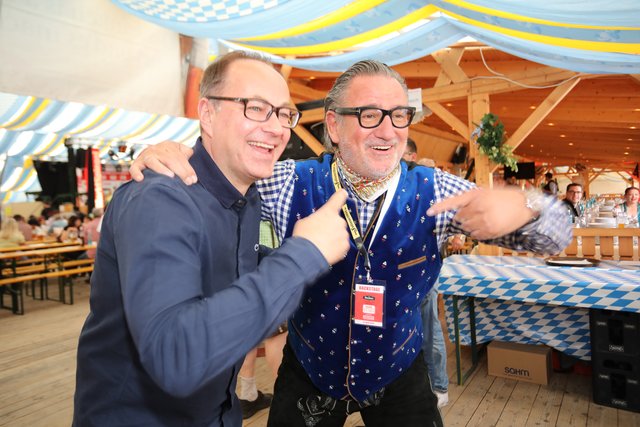 Die Tucher-Festzeltstars mischten das proppenvolle Papert-Zelt auf.  | Foto: Jürgen Friedrich