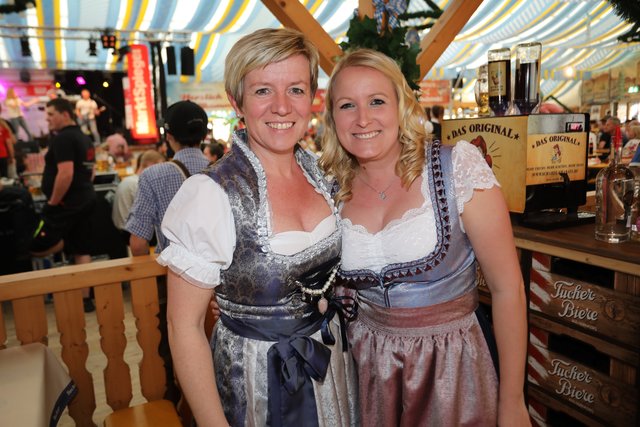 Die Tucher-Festzeltstars mischten das proppenvolle Papert-Zelt auf.  | Foto: Jürgen Friedrich