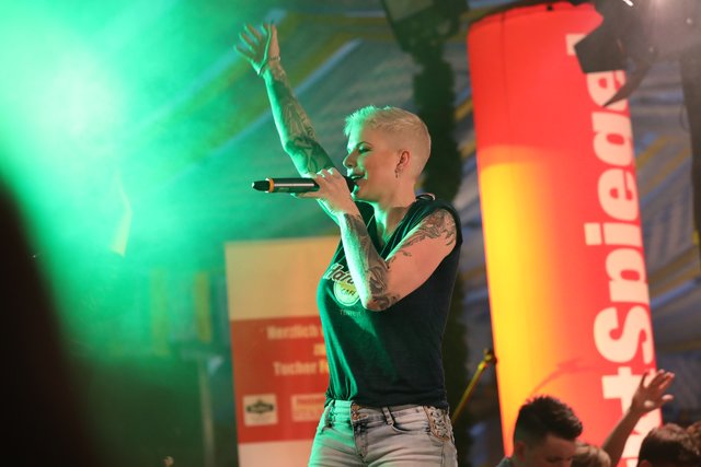 Die Tucher-Festzeltstars mischten das proppenvolle Papert-Zelt auf.  | Foto: Jürgen Friedrich