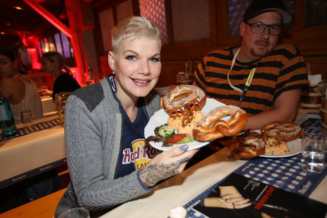 Die Tucher-Festzeltstars mischten das proppenvolle Papert-Zelt auf.  | Foto: Jürgen Friedrich