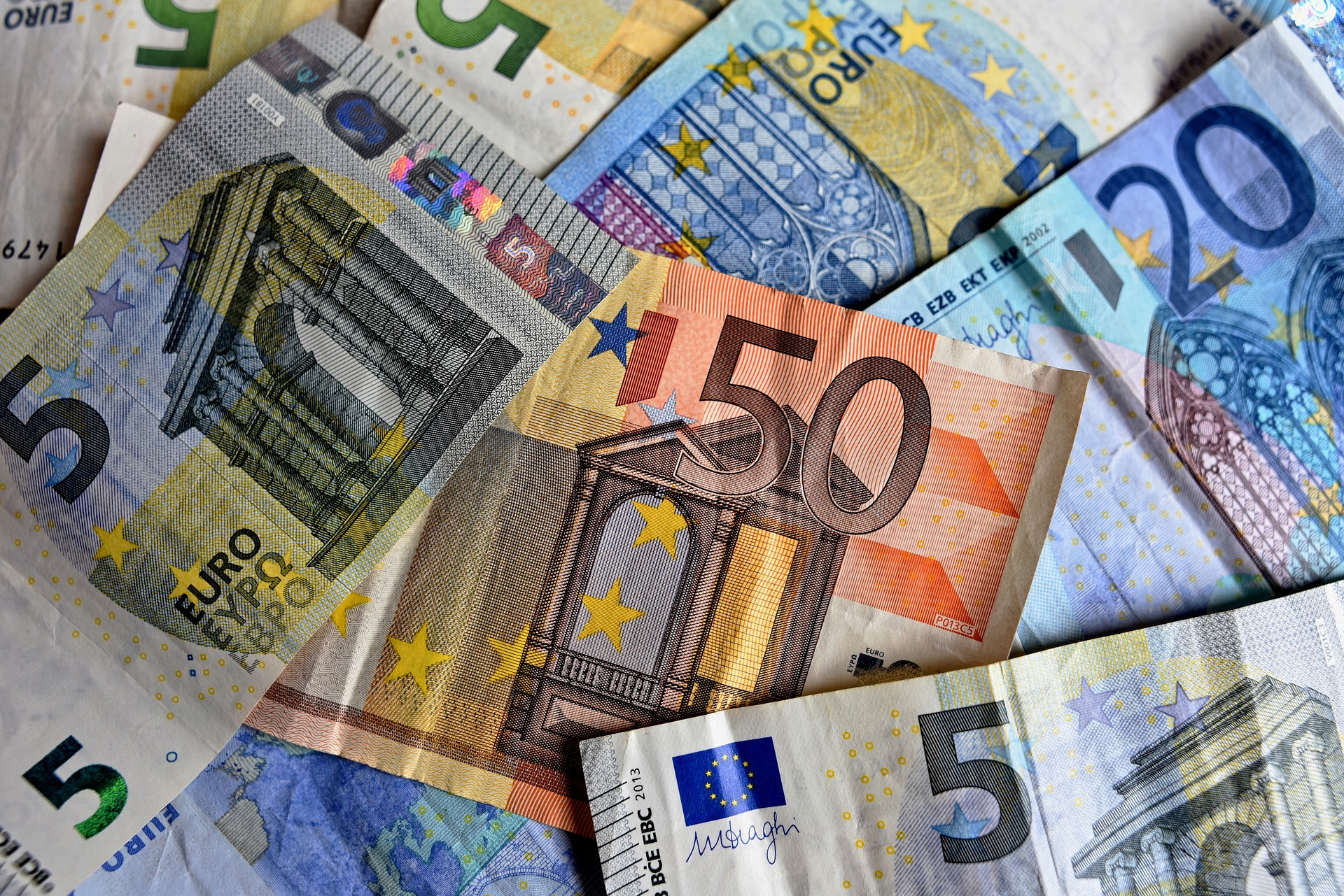 Durch das Wechseln von Verträgen lassen sich jährlich mehrere hundert Euro einsparen.