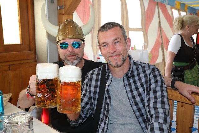 Die Tucher-Festzeltstars mischten das proppenvolle Papert-Zelt auf.  | Foto: Jürgen Friedrich