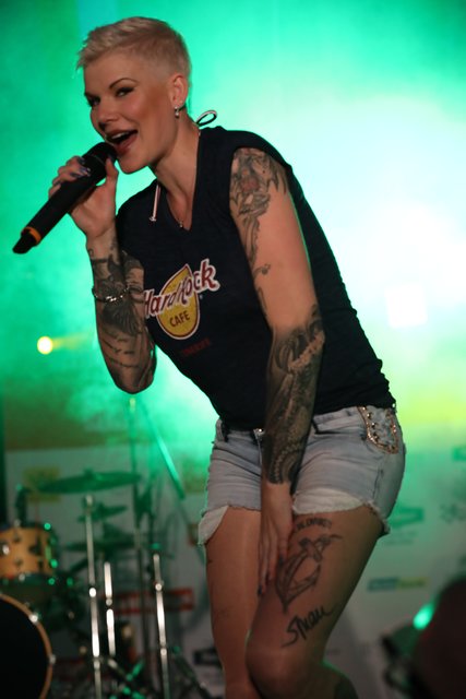 Die Tucher-Festzeltstars mischten das proppenvolle Papert-Zelt auf.  | Foto: Jürgen Friedrich