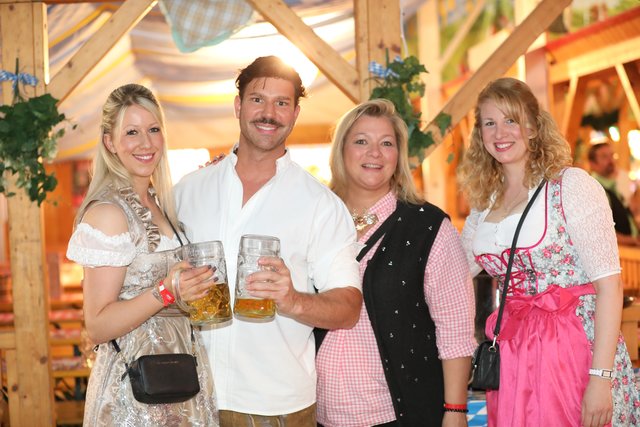 Die Tucher-Festzeltstars mischten das proppenvolle Papert-Zelt auf.  | Foto: Jürgen Friedrich