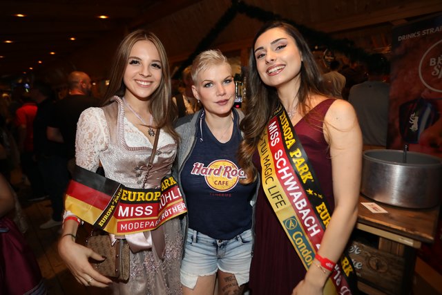 Die Tucher-Festzeltstars mischten das proppenvolle Papert-Zelt auf.  | Foto: Jürgen Friedrich