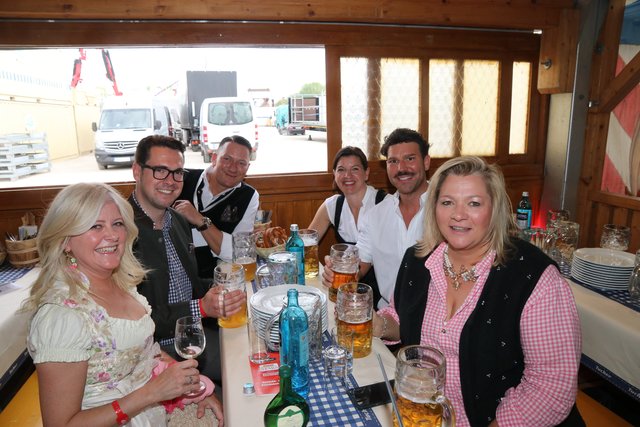 Die Tucher-Festzeltstars mischten das proppenvolle Papert-Zelt auf.  | Foto: John R. Braun