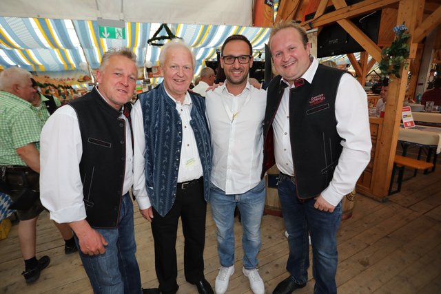 Die Tucher-Festzeltstars mischten das proppenvolle Papert-Zelt auf.  | Foto: Jürgen Friedrich