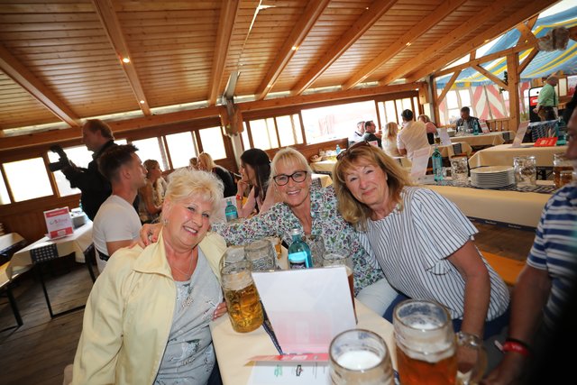 Die Tucher-Festzeltstars mischten das proppenvolle Papert-Zelt auf.  | Foto: Jürgen Friedrich