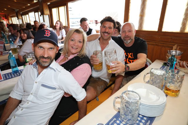 Die Tucher-Festzeltstars mischten das proppenvolle Papert-Zelt auf.  | Foto: Jürgen Friedrich