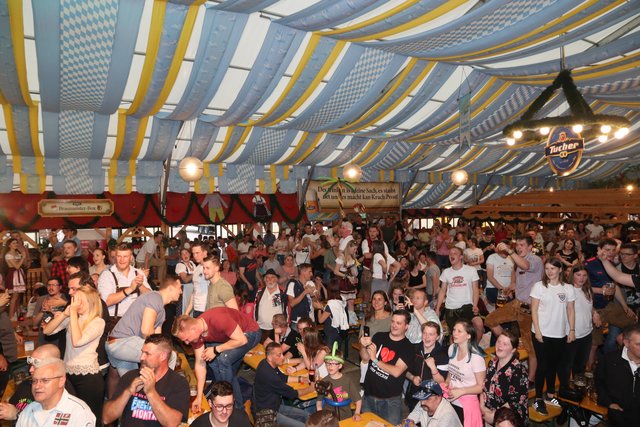 Die Tucher-Festzeltstars mischten das proppenvolle Papert-Zelt auf.  | Foto: John R. Braun