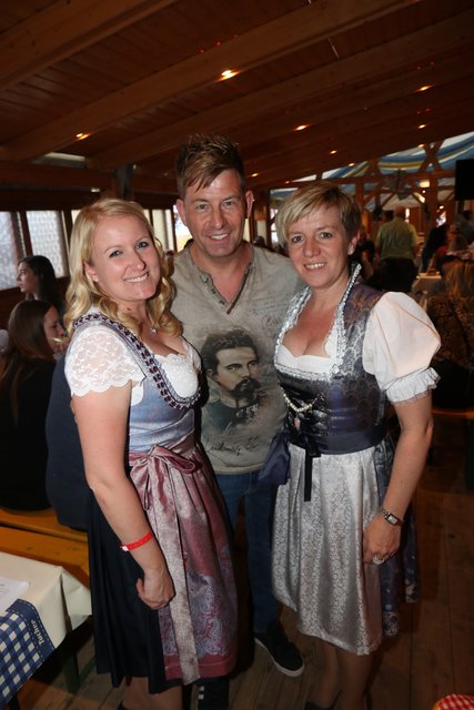 Die Tucher-Festzeltstars mischten das proppenvolle Papert-Zelt auf.  | Foto: John R. Braun