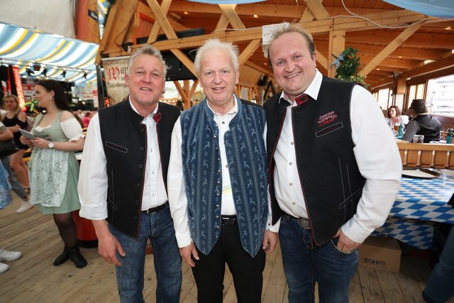 Die Tucher-Festzeltstars mischten das proppenvolle Papert-Zelt auf.  | Foto: Jürgen Friedrich