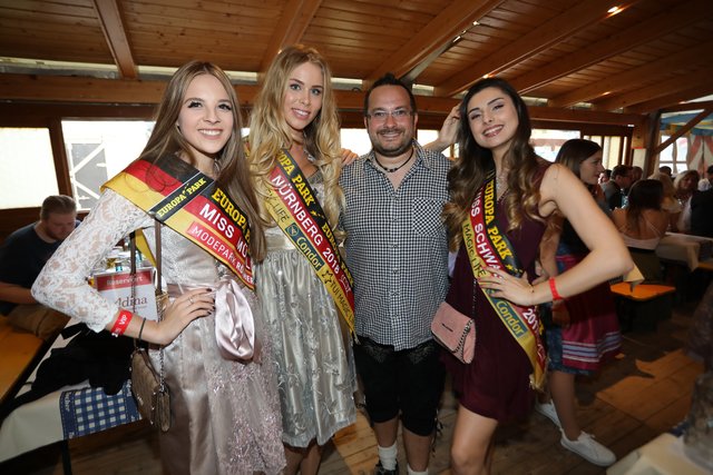 Die Tucher-Festzeltstars mischten das proppenvolle Papert-Zelt auf.  | Foto: Jürgen Friedrich