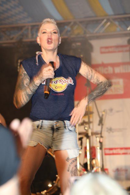 Die Tucher-Festzeltstars mischten das proppenvolle Papert-Zelt auf.  | Foto: Jürgen Friedrich