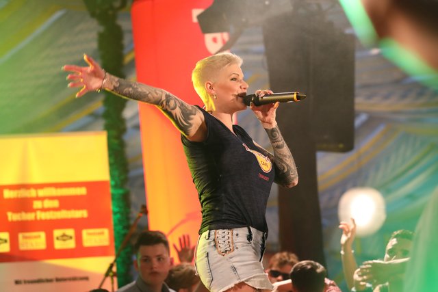 Die Tucher-Festzeltstars mischten das proppenvolle Papert-Zelt auf.  | Foto: Jürgen Friedrich