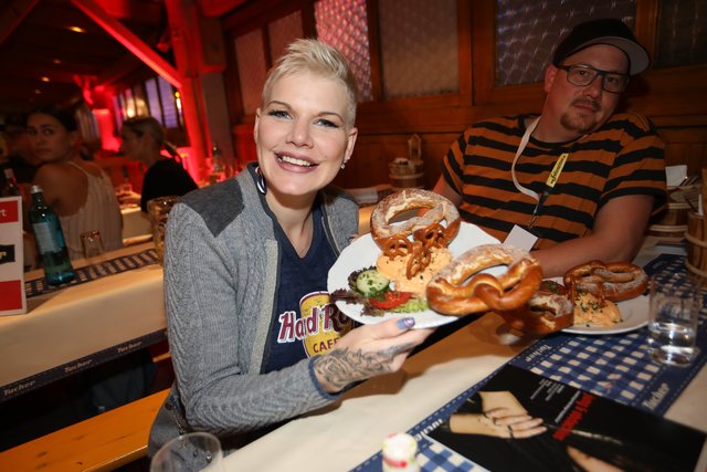 Die Tucher-Festzeltstars mischten das proppenvolle Papert-Zelt auf.  | Foto: Jürgen Friedrich