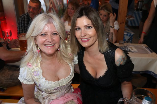 Die Tucher-Festzeltstars mischten das proppenvolle Papert-Zelt auf.  | Foto: John R. Braun