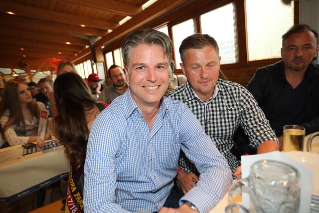 Die Tucher-Festzeltstars mischten das proppenvolle Papert-Zelt auf.  | Foto: Jürgen Friedrich