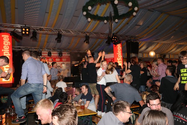 Die Tucher-Festzeltstars mischten das proppenvolle Papert-Zelt auf.  | Foto: John R. Braun