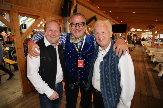 Die Tucher-Festzeltstars mischten das proppenvolle Papert-Zelt auf.  | Foto: Jürgen Friedrich