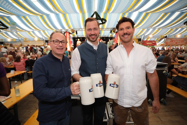Die Tucher-Festzeltstars mischten das proppenvolle Papert-Zelt auf.  | Foto: Jürgen Friedrich