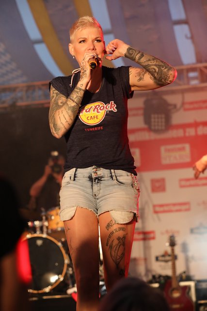 Die Tucher-Festzeltstars mischten das proppenvolle Papert-Zelt auf.  | Foto: Jürgen Friedrich