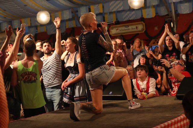 Die Tucher-Festzeltstars mischten das proppenvolle Papert-Zelt auf.  | Foto: Jürgen Friedrich