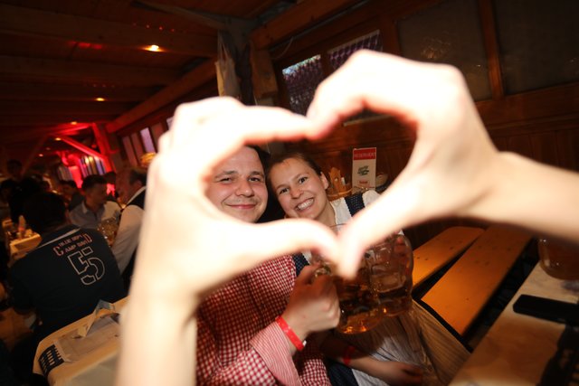 Die Tucher-Festzeltstars mischten das proppenvolle Papert-Zelt auf.  | Foto: Jürgen Friedrich