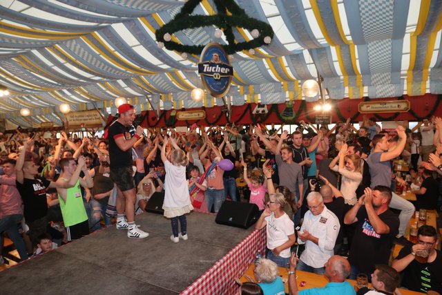 Die Tucher-Festzeltstars mischten das proppenvolle Papert-Zelt auf.  | Foto: John R. Braun