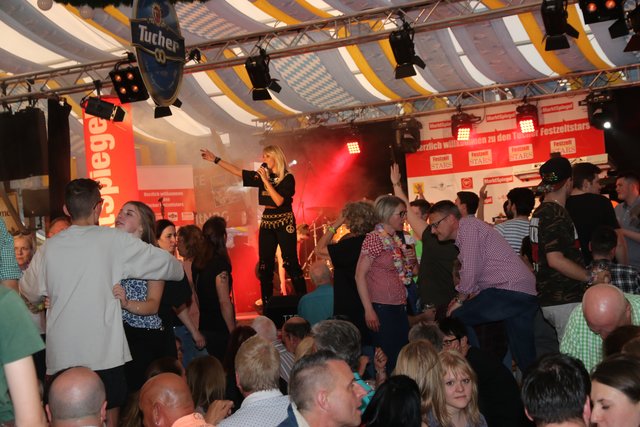 Die Tucher-Festzeltstars mischten das proppenvolle Papert-Zelt auf.  | Foto: John R. Braun