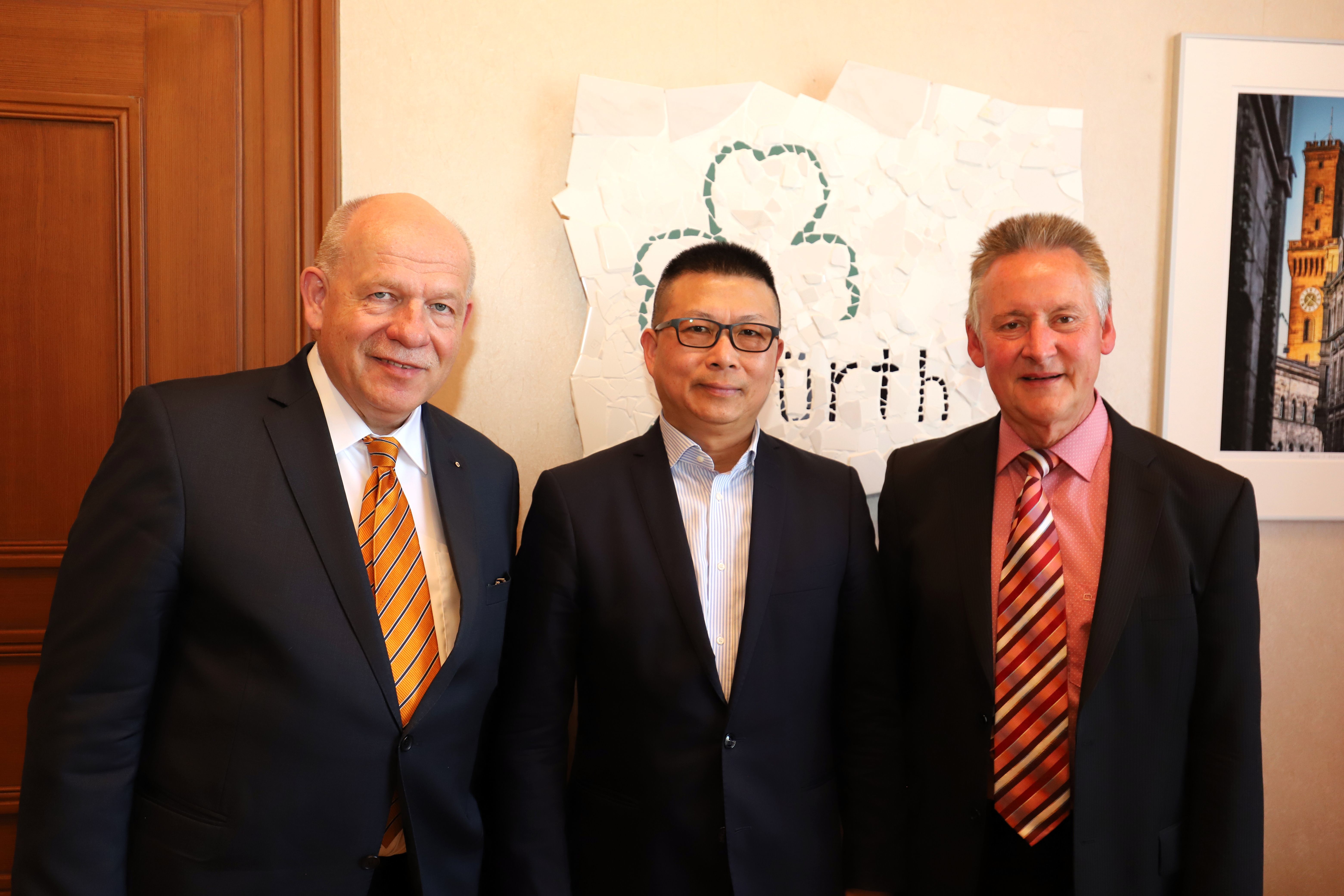 Besuch aus China: Der Parlamentsabgeordnete Renguo Huang (mitte), Rechtsanwalt Thomas Lask (links) und Oberbürgermeister Thomas Jung sprachen über Chancen und die Intensivierung der Handelsbeziehungen.