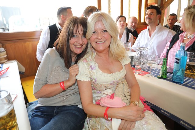 Die Tucher-Festzeltstars mischten das proppenvolle Papert-Zelt auf.  | Foto: Jürgen Friedrich