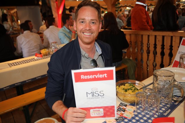 Die Tucher-Festzeltstars mischten das proppenvolle Papert-Zelt auf.  | Foto: Jürgen Friedrich