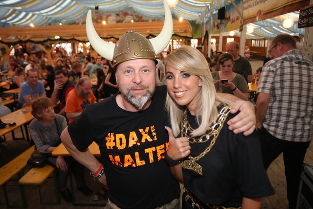 Die Tucher-Festzeltstars mischten das proppenvolle Papert-Zelt auf.  | Foto: Jürgen Friedrich